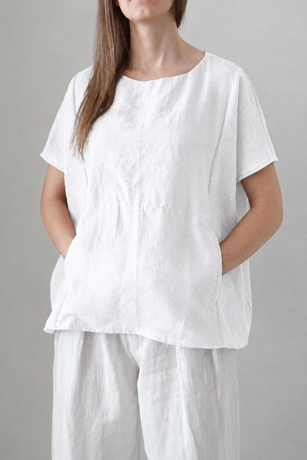 Blusa Prado blanca, vista frontal con silueta amplia y bolsillos delanteros