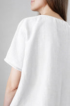 Detalle del hombro, la manga corta y la textura de la Blusa Prado