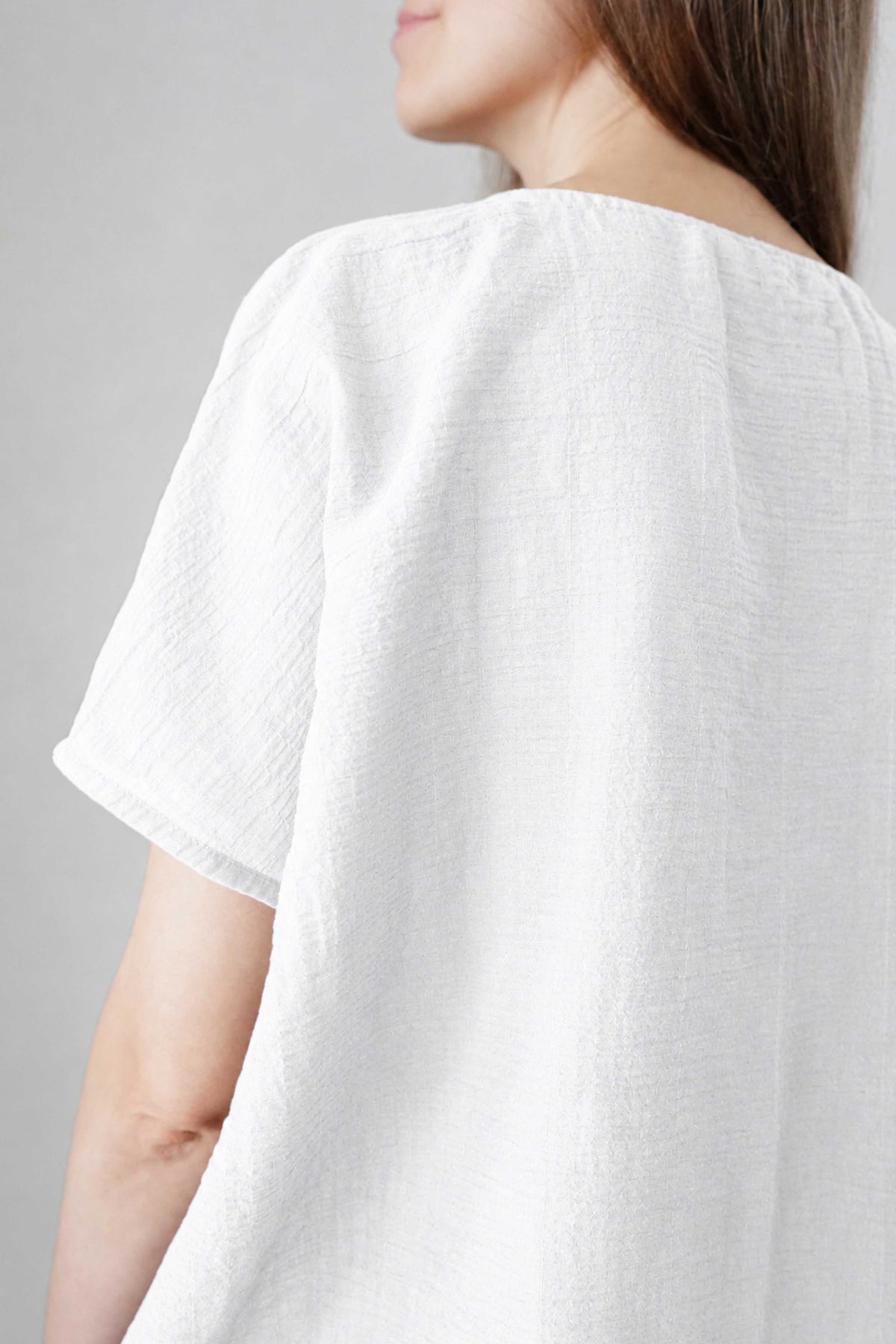 Detalle del hombro, la manga corta y la textura de la Blusa Prado