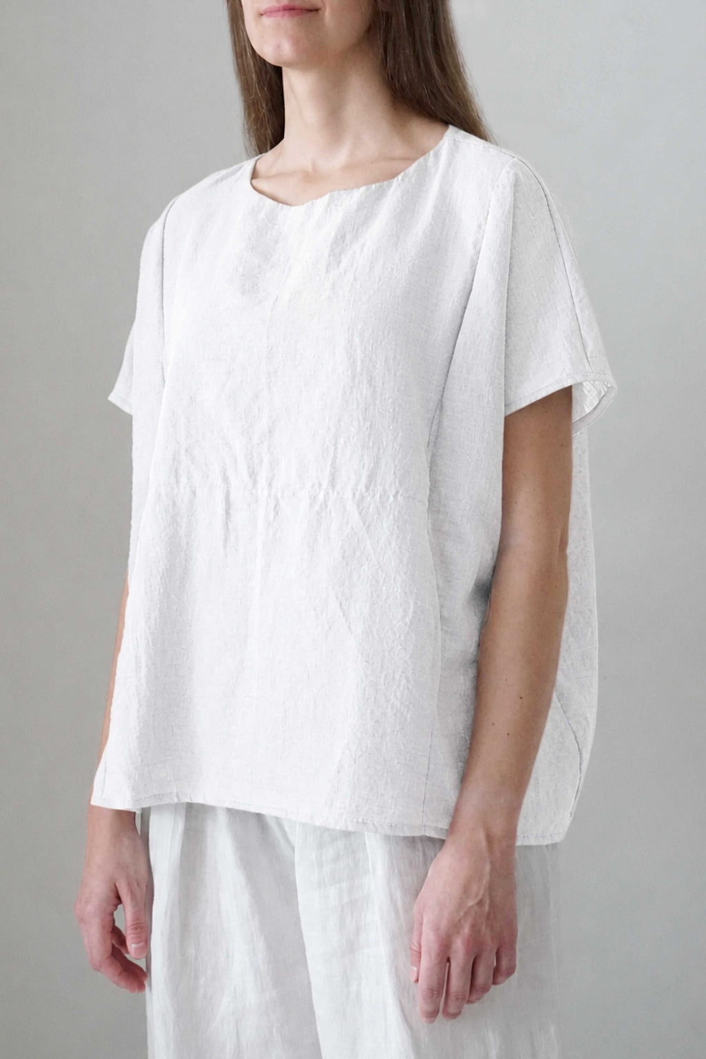 Blusa Prado blanca, vista frontal en tres cuartos
