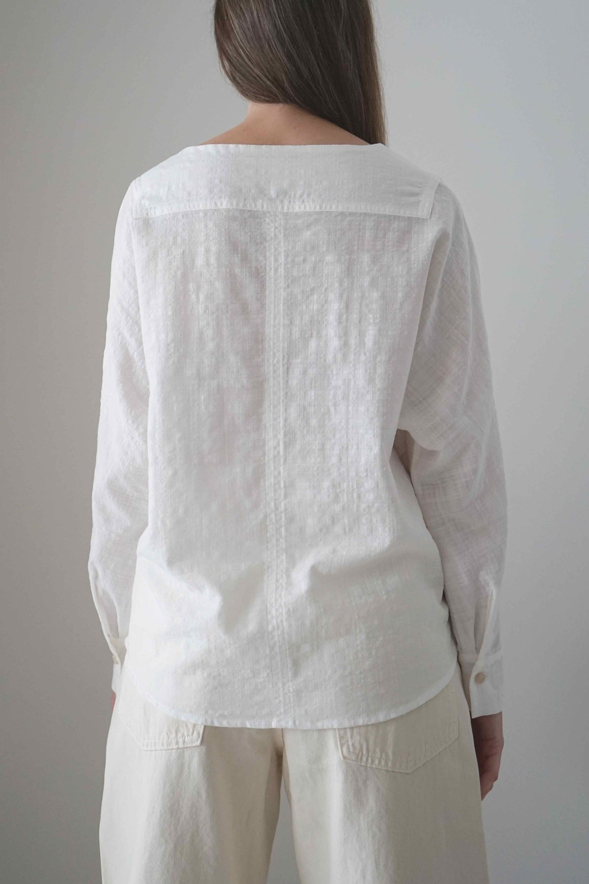 Blusa Cela blanca, vista trasera