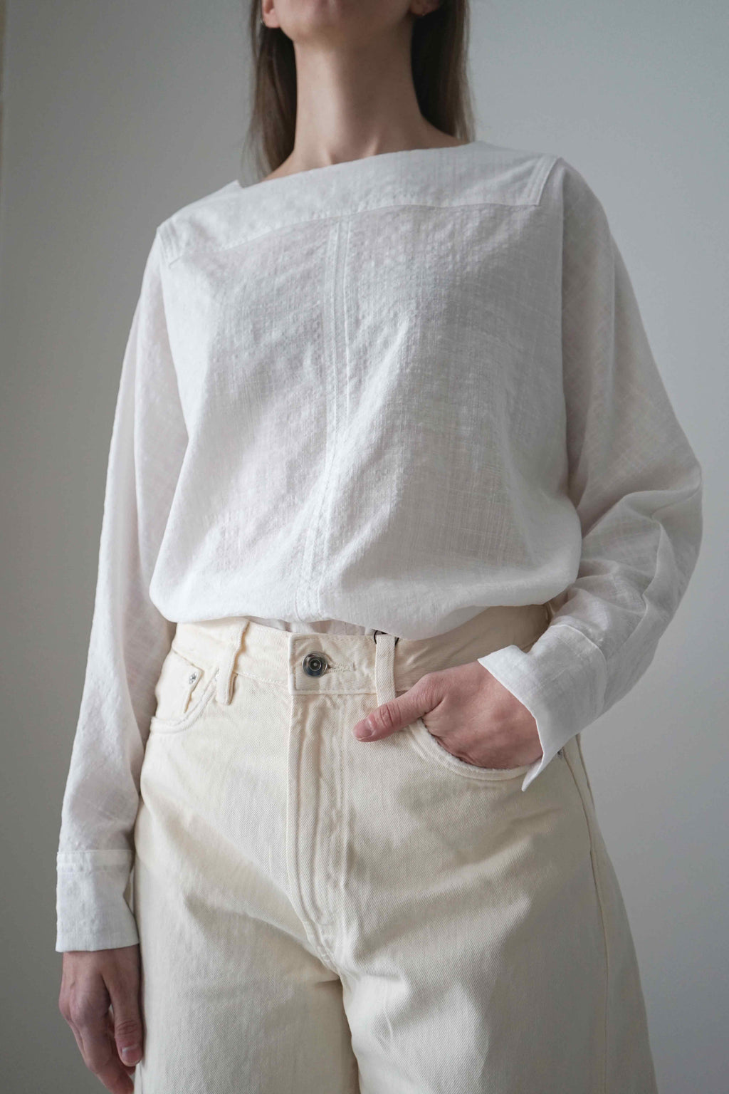 Blusa Cela blanca, vista frontal en tres cuartos