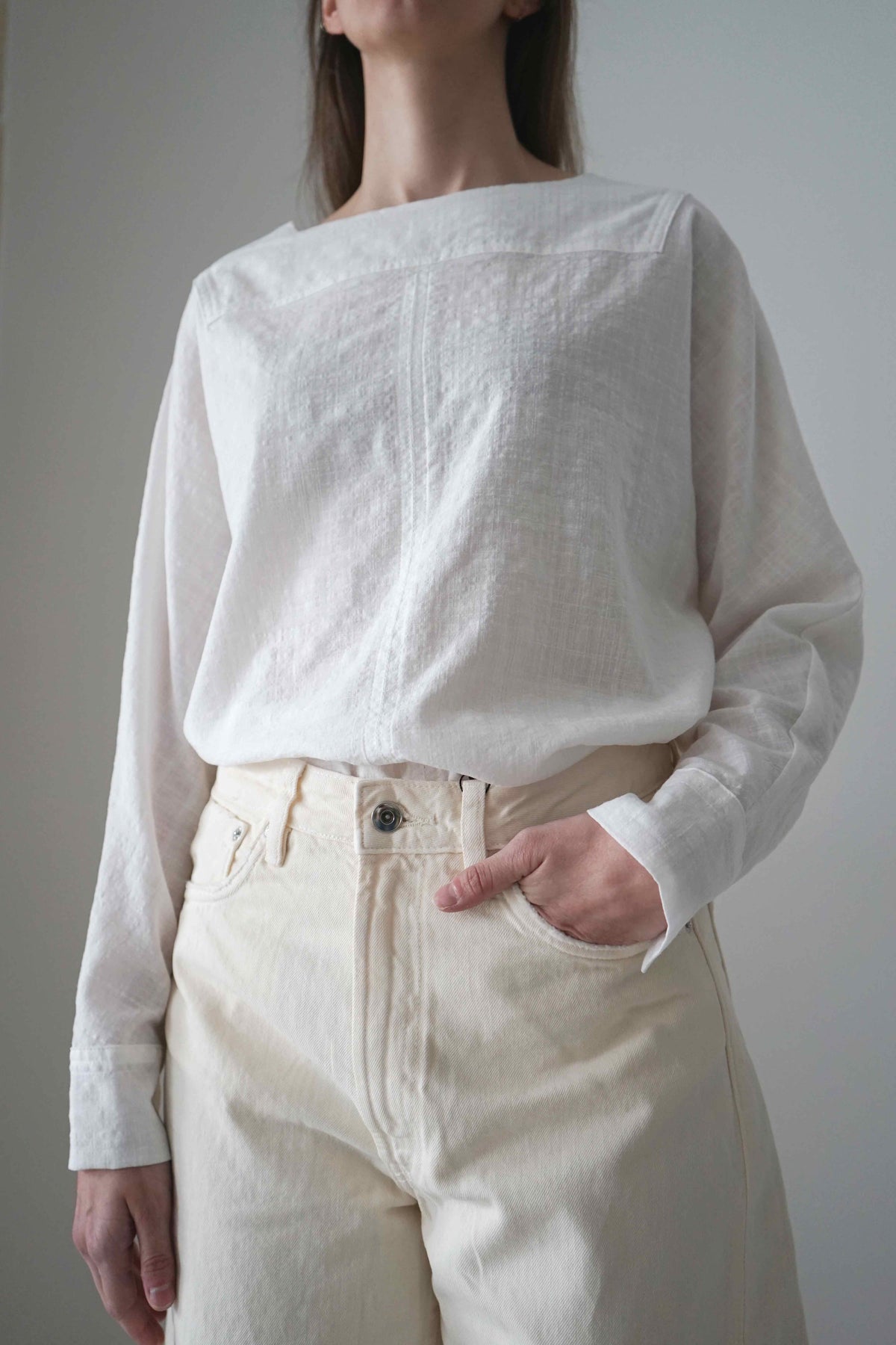 Blusa Cela blanca, vista frontal en tres cuartos