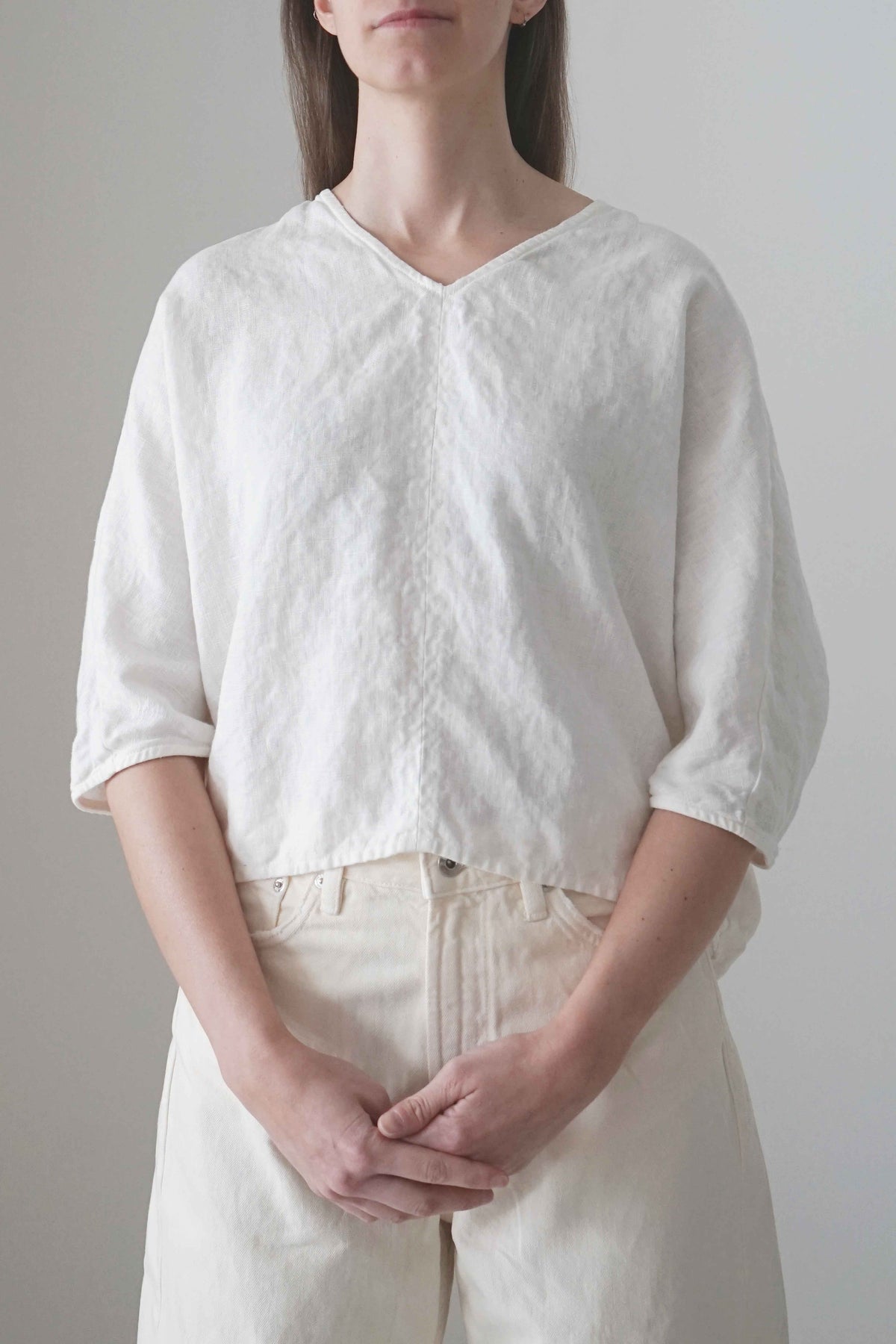 Blusa Marei blanca, vista frontal con escote en V