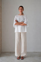 Blusa Valenza blanca, vista frontal completa con los brazos cruzados