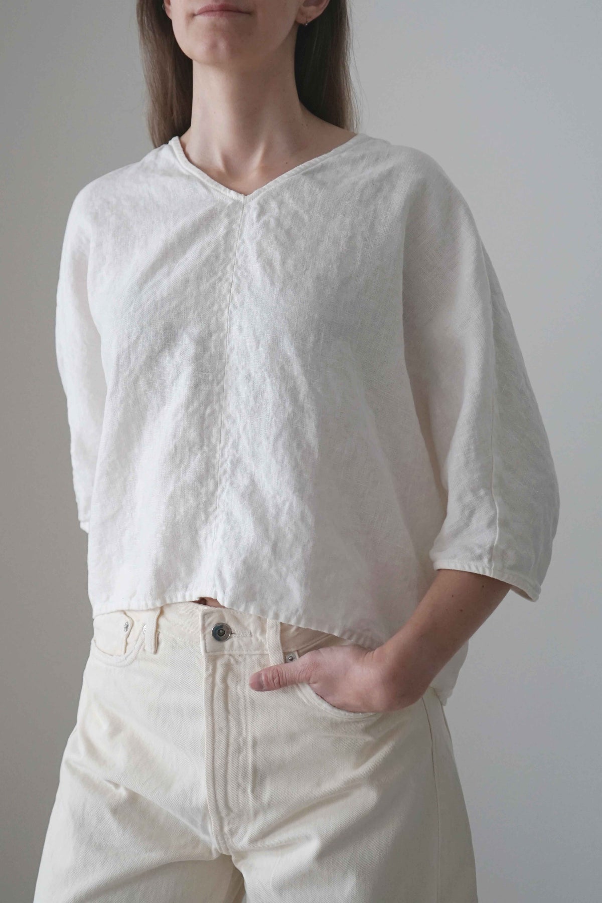 Blusa Marei blanca, vista frontal en tres cuartos
