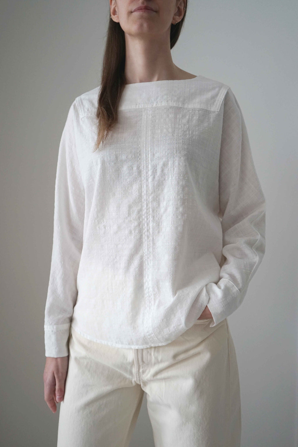 Blusa Cela blanca, vista frontal mostrando su caída y silueta