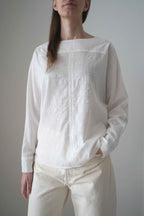 Blusa Cela blanca, vista frontal mostrando su caída y silueta