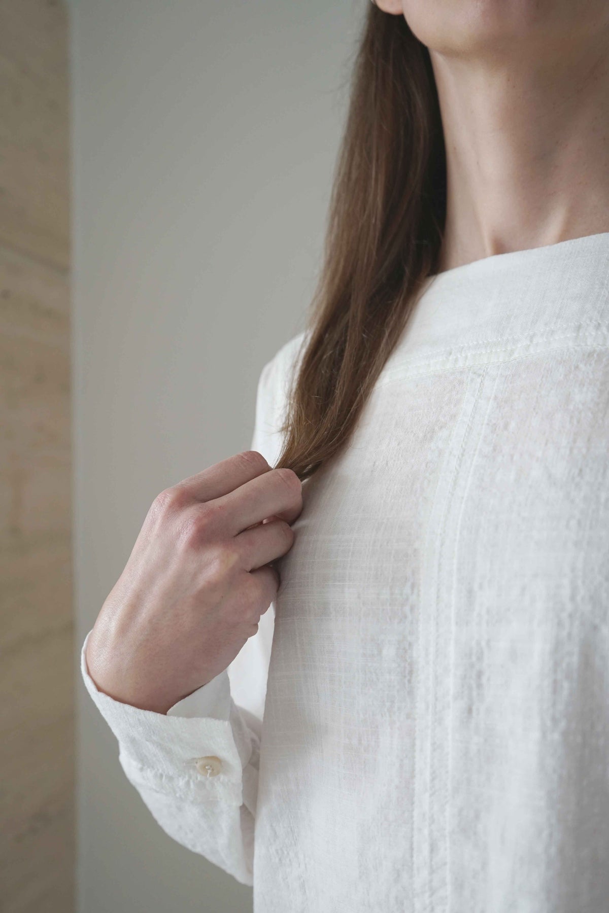 Detalle del escote y de la textura del algodón de la Blusa Cela