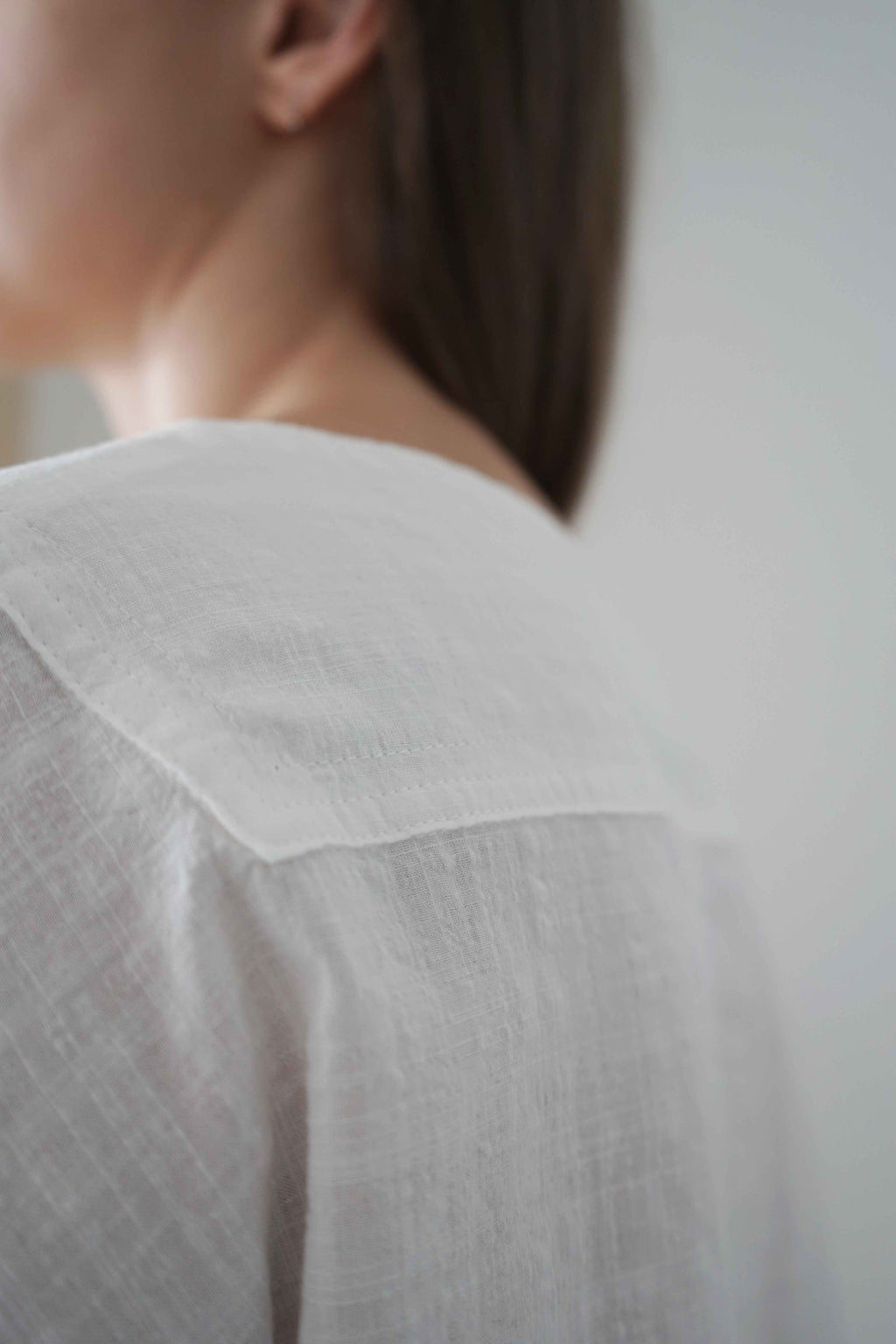 Detalle del canesú trasero y de la textura de la Blusa Cela