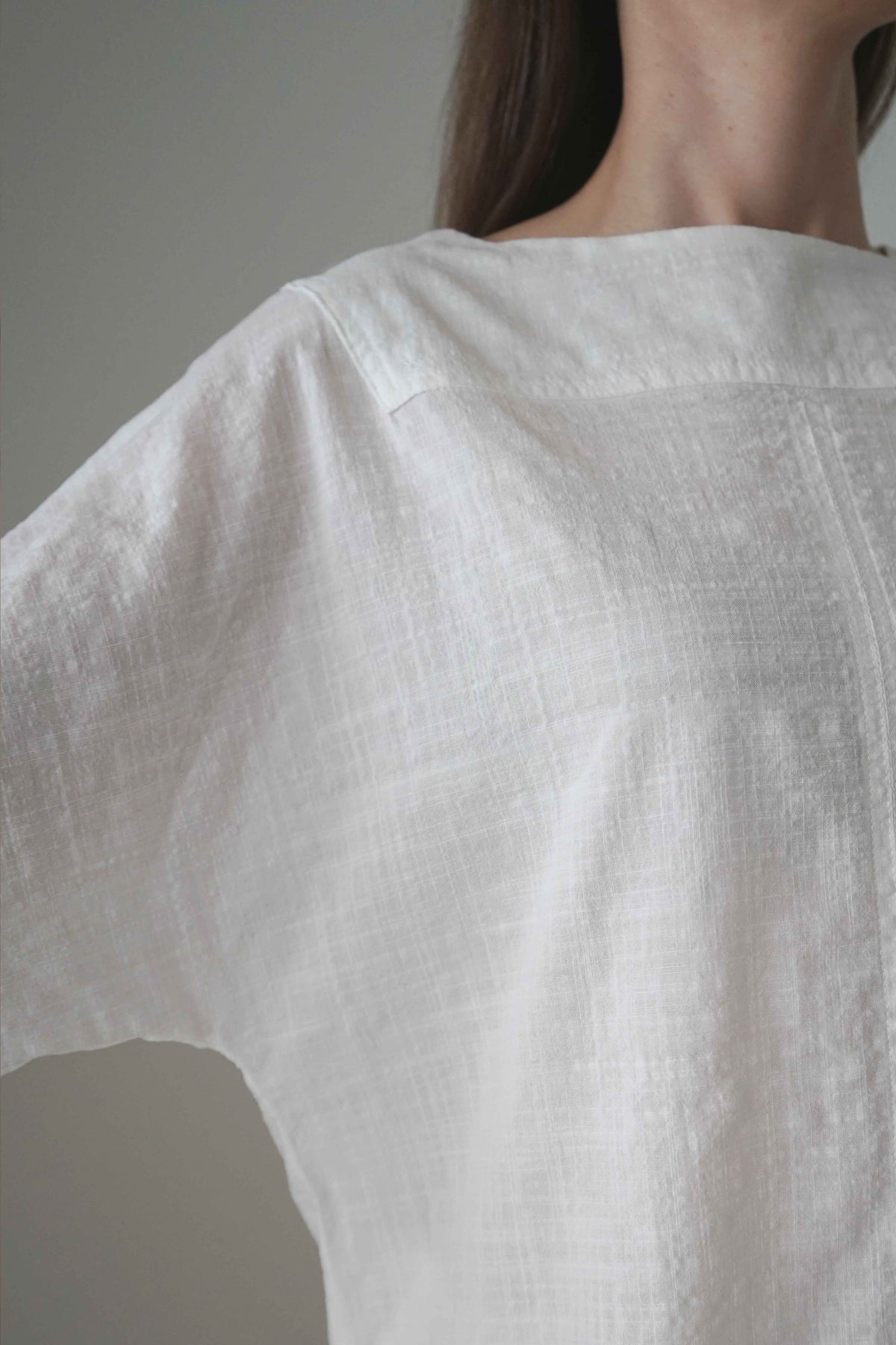 Detalle del hombro y del escote redondo de la Blusa Cela