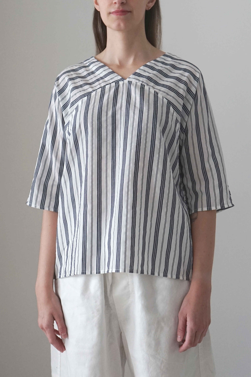 Blusa Tapia a raias azuis, vista frontal