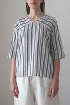 Blusa Tapia a raias azuis, vista frontal