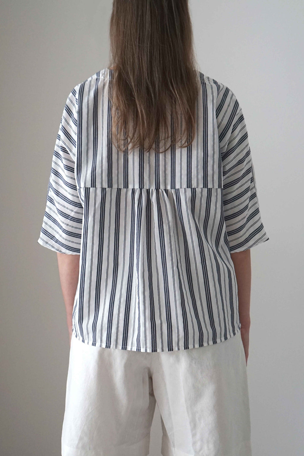 Blusa Tapia a raias azuis, vista traseira con fruncido