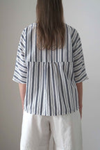 Blusa Tapia a raias azuis, vista traseira con fruncido