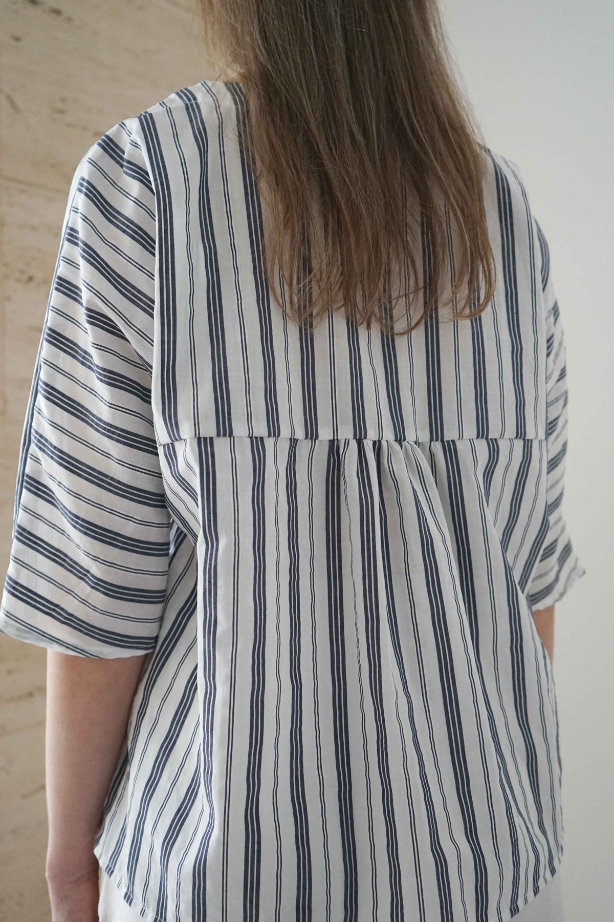 Detalle del canesú y del frunce trasero de la Blusa Tapia a rayas azules