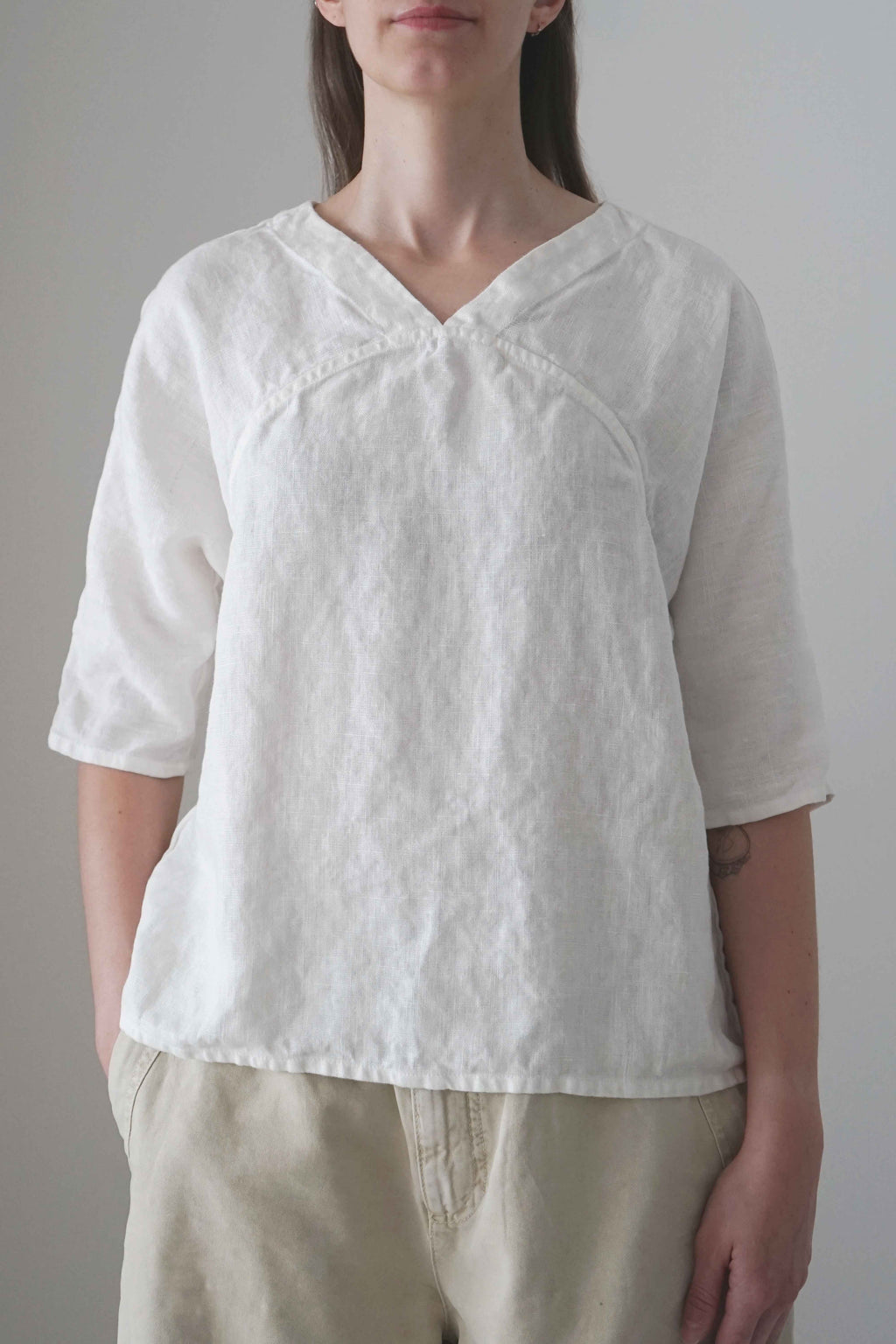 Blusa Tapia blanca, vista frontal con escote en V