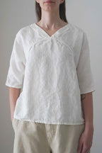 Blusa Tapia blanca, vista frontal con escote en V