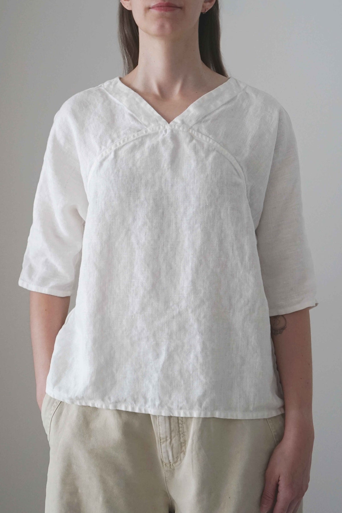 Blusa Tapia blanca, vista frontal con escote en V