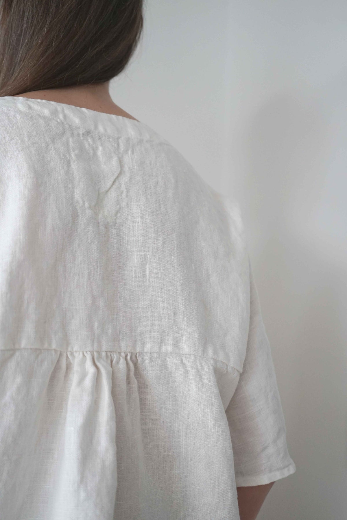 Detalle del canesú y del frunce trasero de la Blusa Tapia blanca