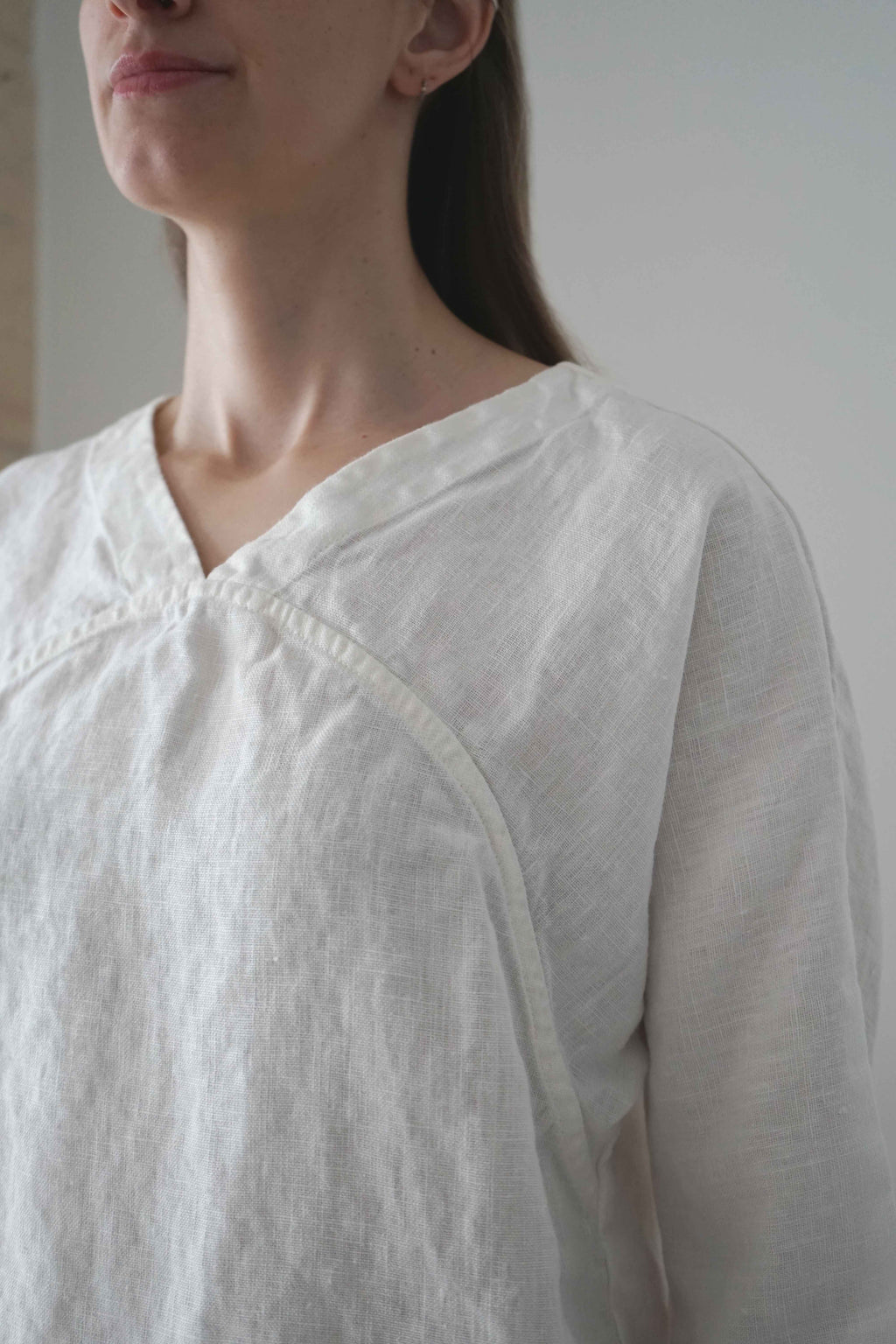 Detalle del escote cruzado en V de la Blusa Tapia blanca