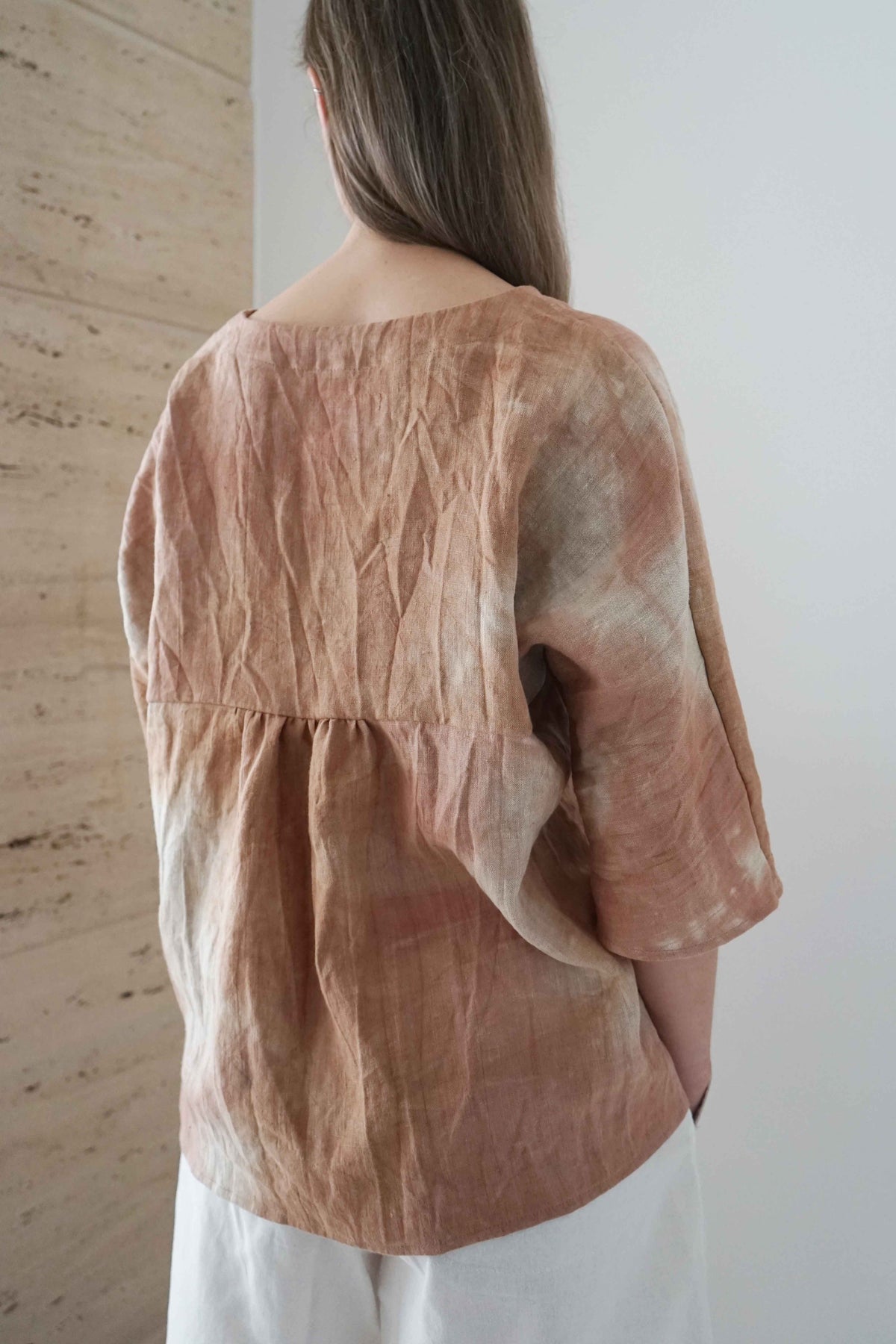 Blusa Tapia color tierra, vista trasera en tres cuartos