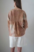 Blusa Tapia color tierra, vista trasera con frunce en la espalda