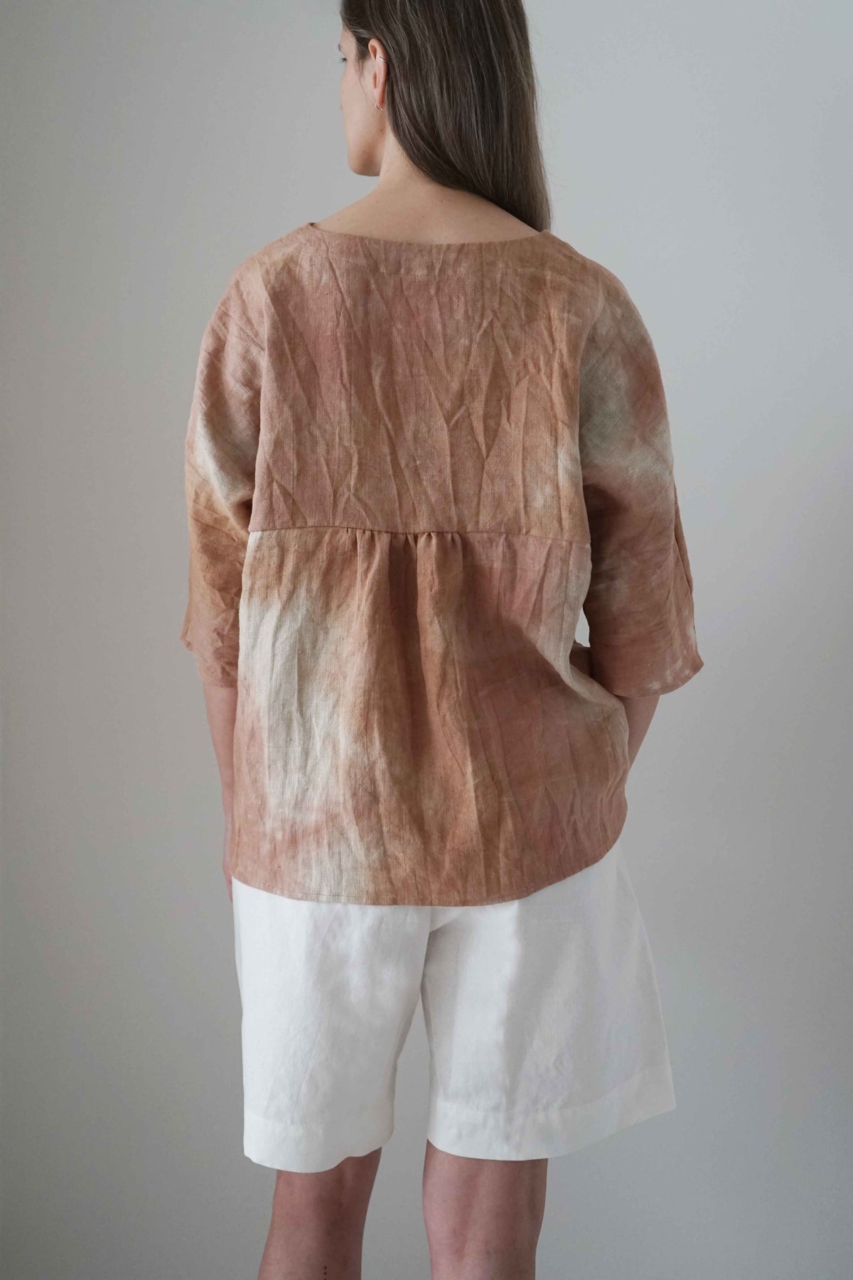 Blusa Tapia color tierra, vista trasera con frunce en la espalda