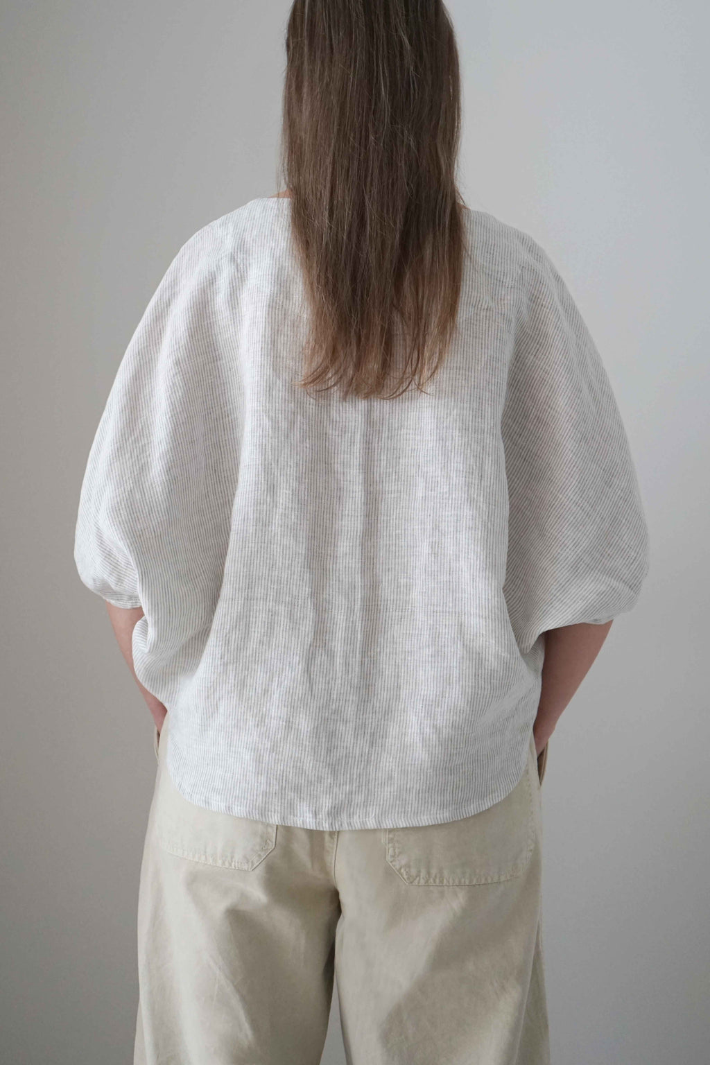 Blusa Emes a rayas grises, vista trasera