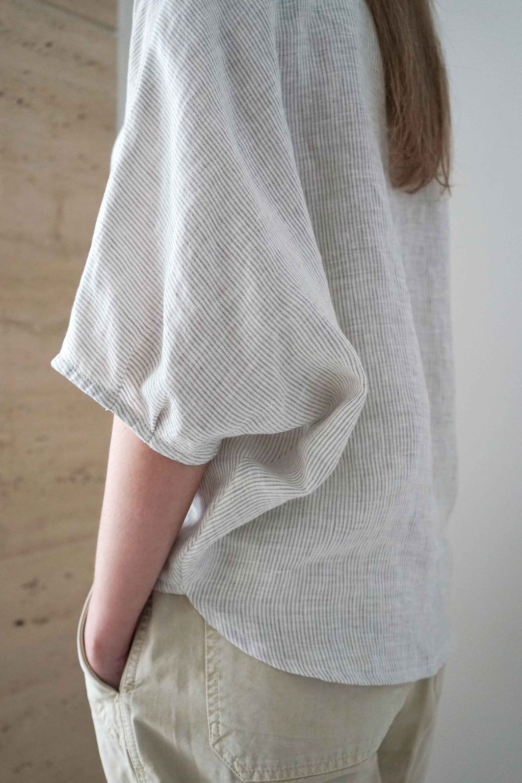 Detalle de la manga amplia y del tejido a rayas finas de la Blusa Emes