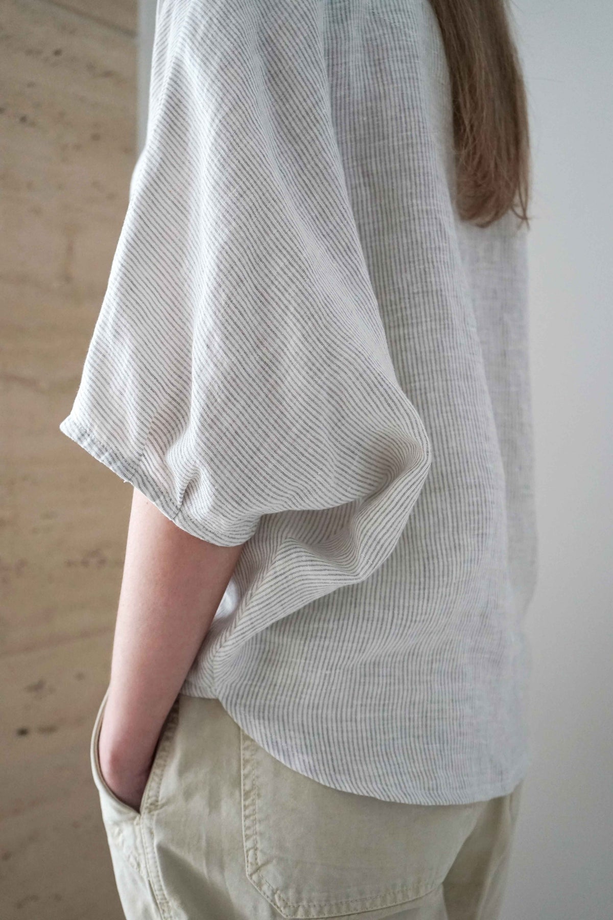 Detalle de la manga amplia y del tejido a rayas finas de la Blusa Emes