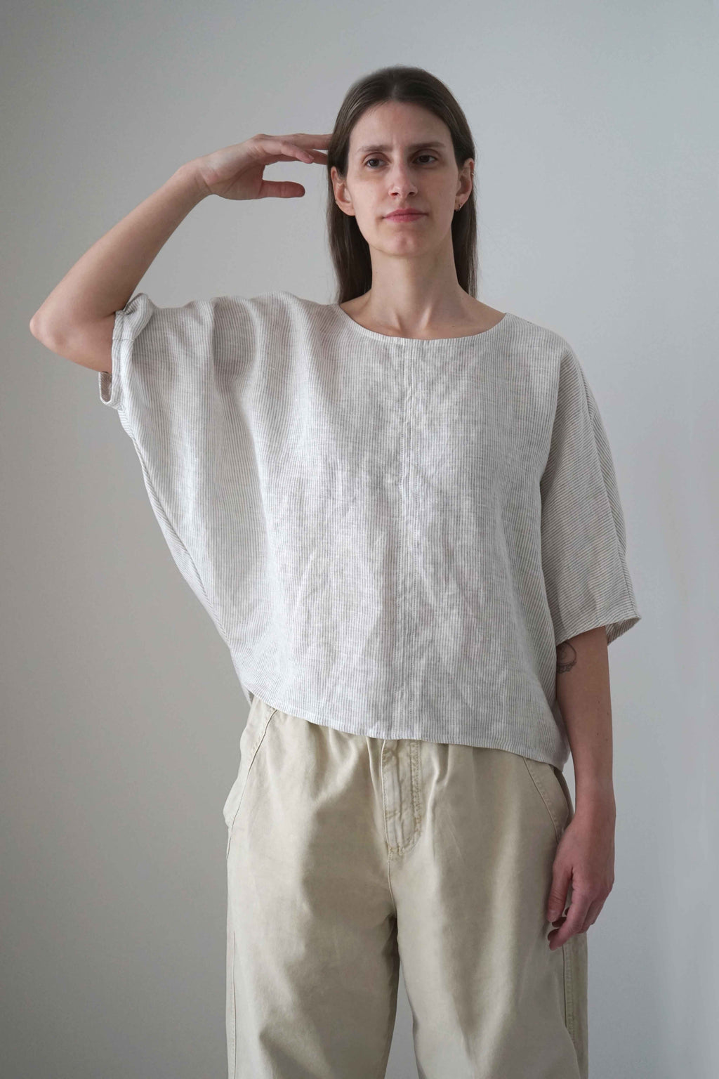 Blusa Emes a rayas grises, vista frontal mostrando la manga murciélago