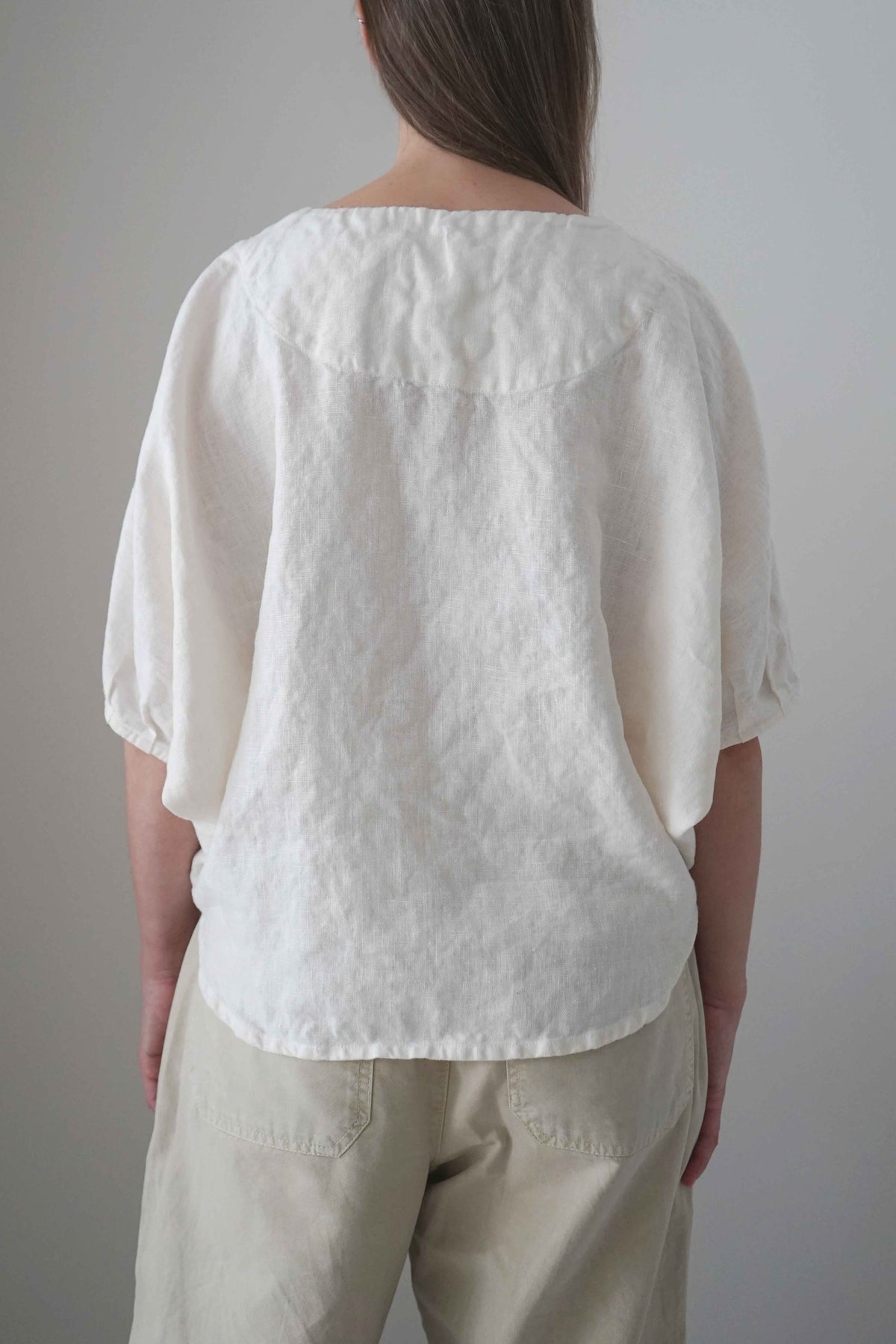 Blusa Emes blanca, vista trasera