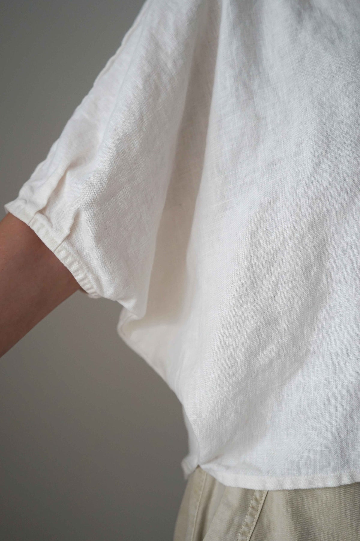 Detalle de la manga murciélago y de la textura de la Blusa Emes blanca
