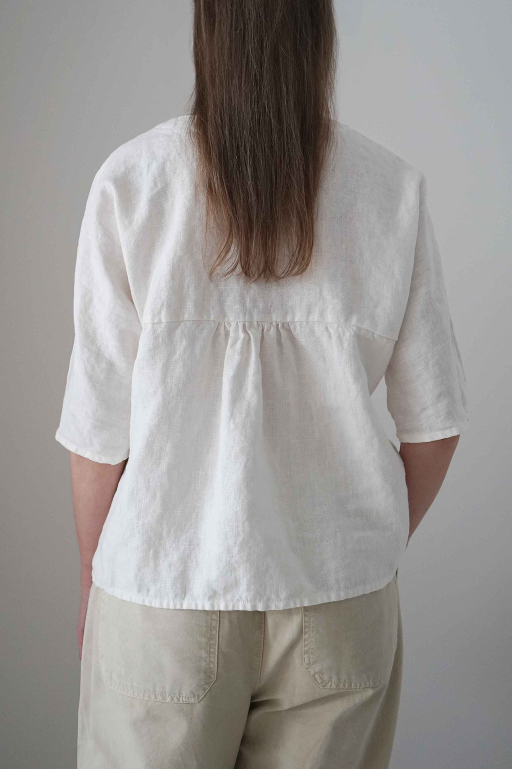 Blusa Tapia blanca, vista trasera con frunce en la espalda