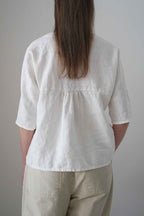 Blusa Tapia blanca, vista trasera con frunce en la espalda