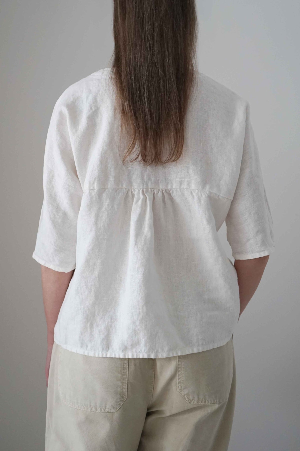Blusa Tapia blanca, vista trasera con frunce en la espalda