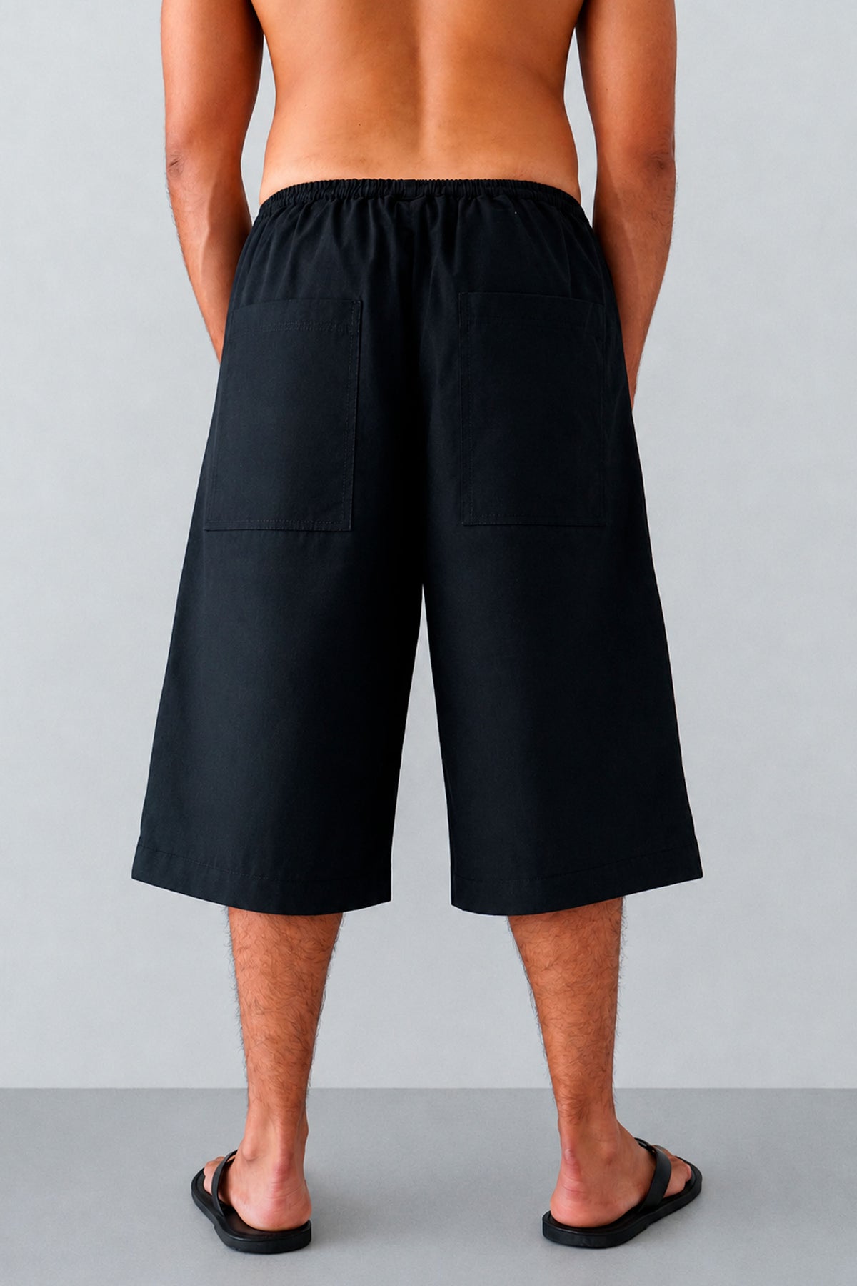 Pantalón Lois negro, vista trasera con cintura elástica y bolsillos