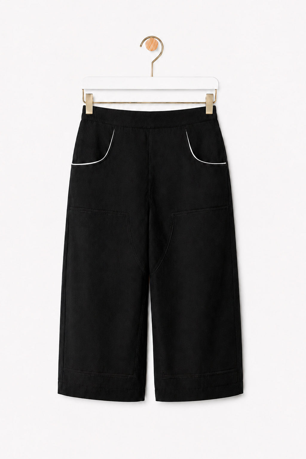 Pantalón Lois negro colgado, vista frontal