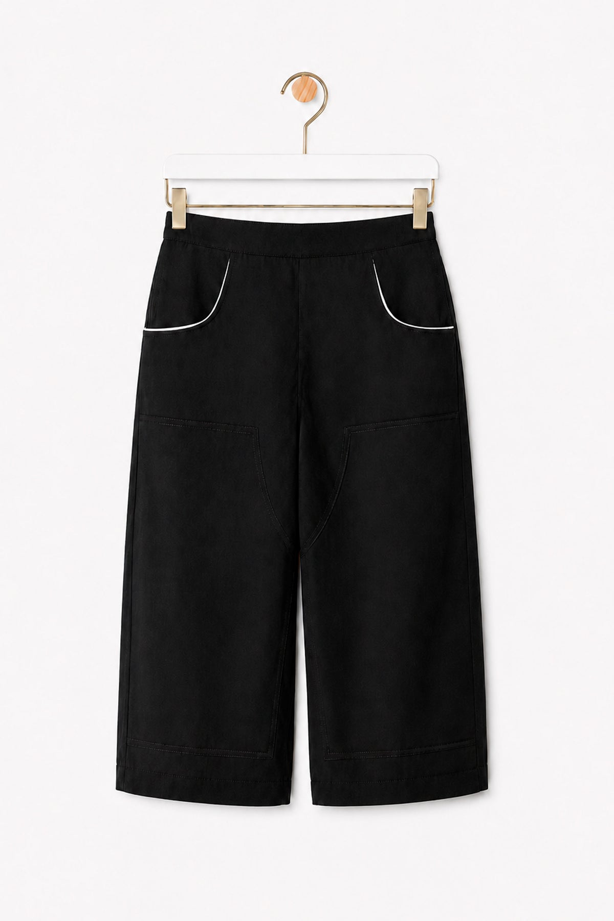 Pantalón Lois negro colgado, vista frontal