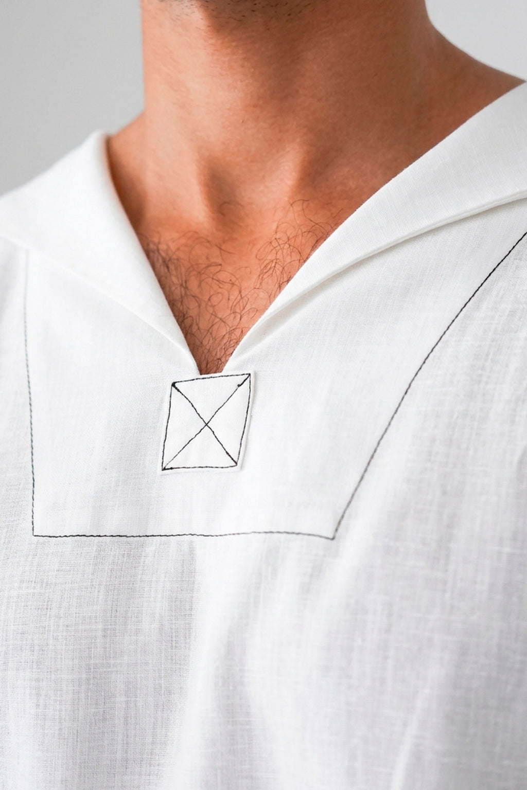 Detalle del cuello marinero y de los pespuntes de la Camisa Norte blanca