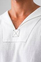 Detalle del cuello marinero y de los pespuntes de la Camisa Norte blanca