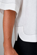 Detalle de la abertura lateral, la manga y los pespuntes de la Camisa Norte blanca
