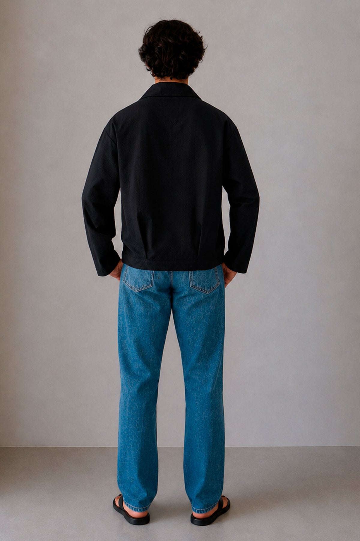 Camisa Portela negra, vista trasera completa