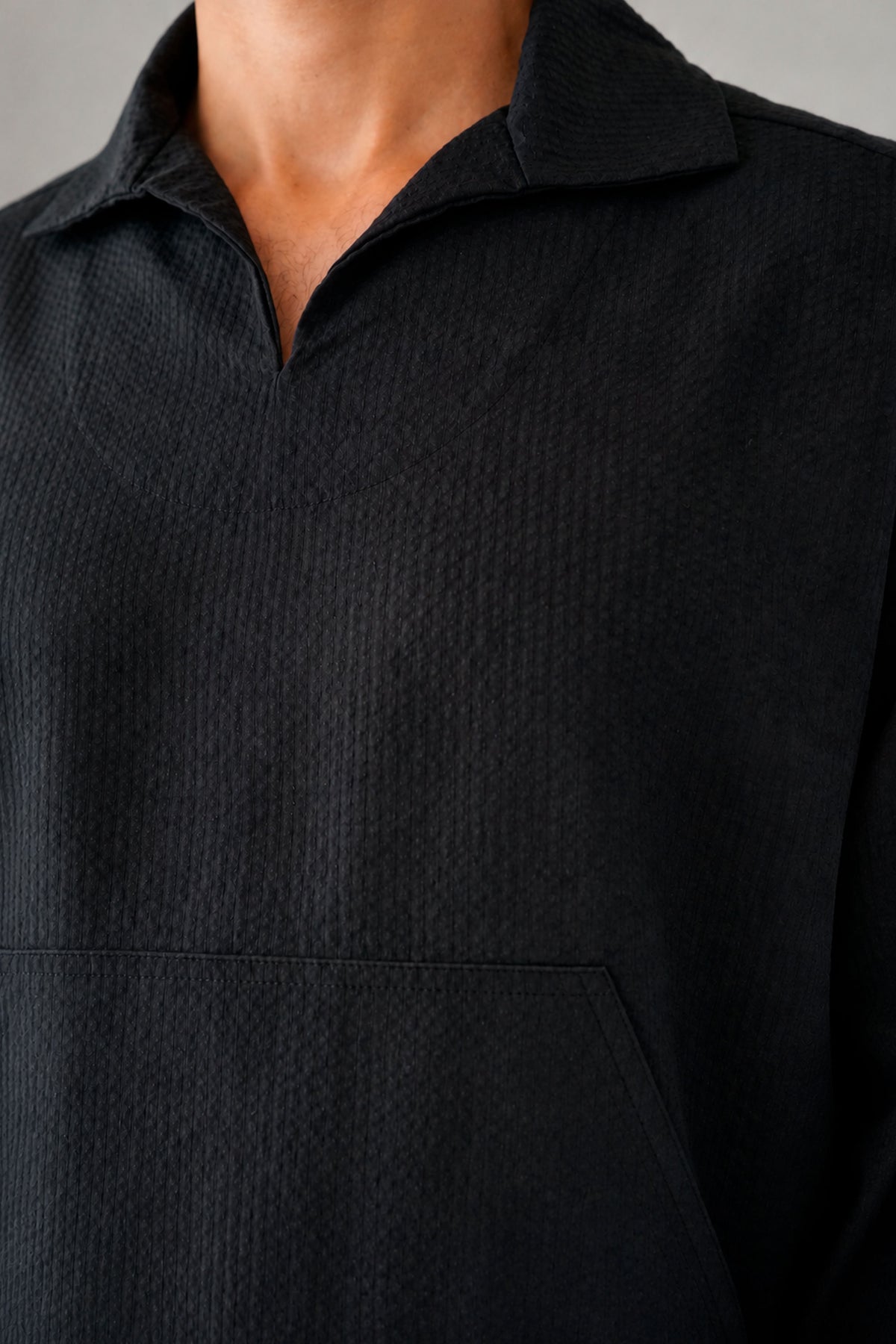 Detalle del cuello abierto y del bolsillo canguro de la Camisa Portela