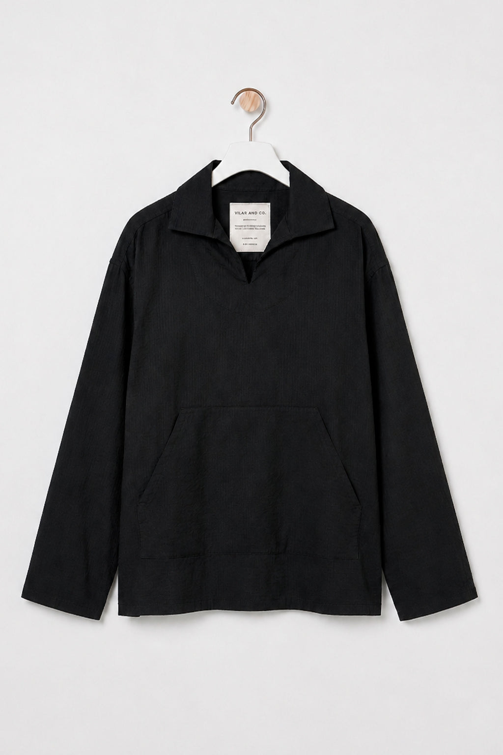 Camisa Portela negra colgada, vista frontal