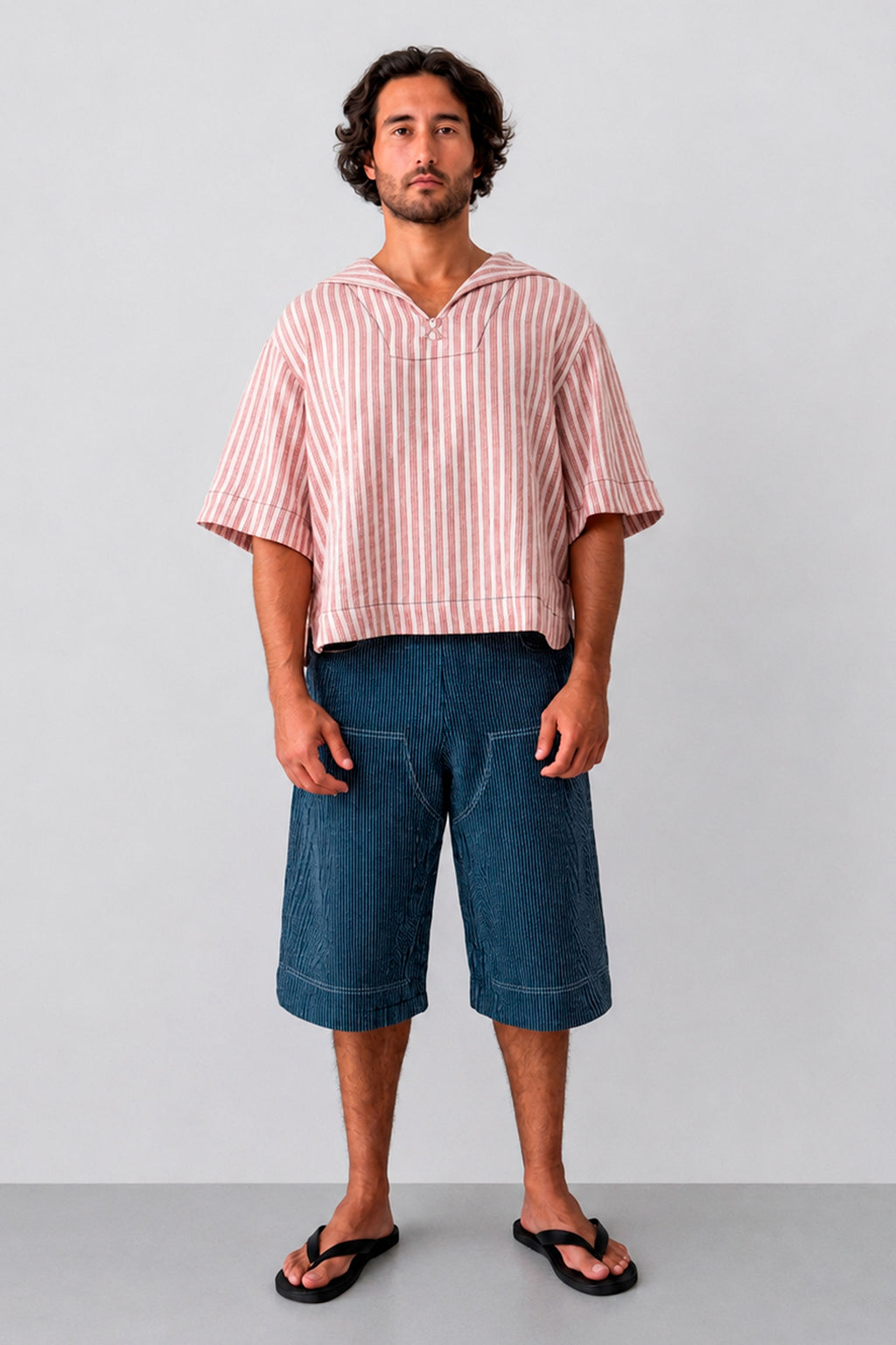 Camisa Norte a rayas rojas y blancas, vista frontal completa