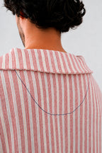 Detalle trasero del cuello marinero de la Camisa Norte a rayas rojas