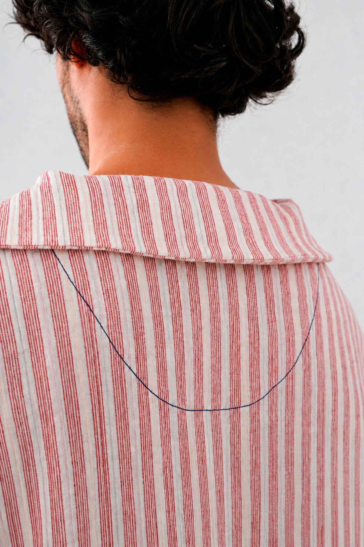 Detalle trasero del cuello marinero de la Camisa Norte a rayas rojas