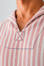 Detalle del cuello marinero y de los pespuntes de la Camisa Norte a rayas rojas
